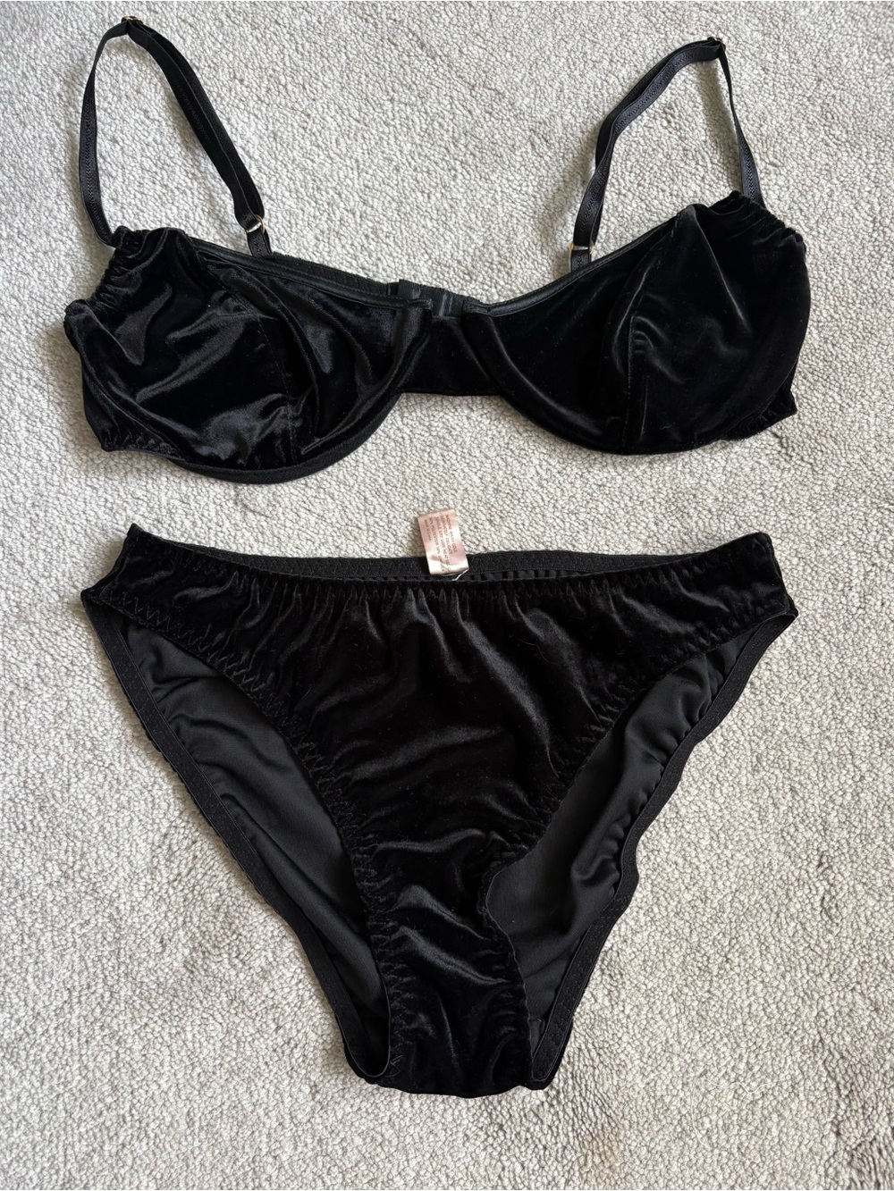 Vintage Y2K Cassini Intimates (Oleg Cassini) Black Velvet Bra & Undie Set Lg.